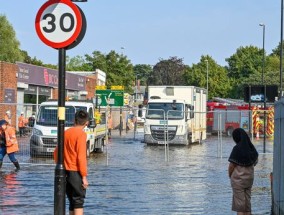 英国主要城市陷入混乱，数百户家庭断水，道路变成了“湖泊”